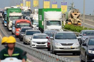 安富交通樞紐經常發生交通堵塞導致車流在本市－隆城－油曳高速公路頭端就開始排長龍。