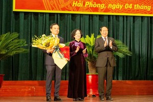 中央組織部長張氏梅（中）頒發《決定》與祝賀陳留光同志（左）。（圖源：越通社）