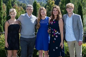 蓋茨（左二）及梅林達（右二）與子女合影。（圖源：互聯網）