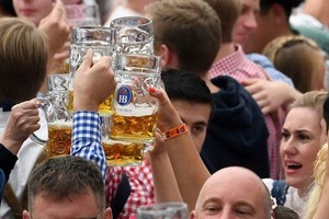 圖為2019年9月21日，人們在第186屆德國慕尼黑啤酒節上享用啤酒。（圖源：新華社）