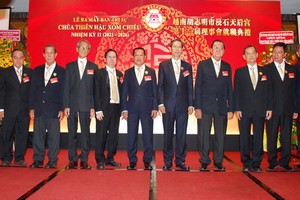 市浸石天后宮理事長張敬和（中）與全體理事會合照。