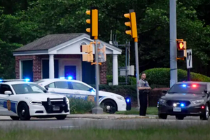 美國聯邦調查局（FBI）稱，至少一名探員在中央情報局（CIA）總部外開槍打傷一名攜帶武器的男子，結束了3日長達數小時的對峙。（圖源：AFP）