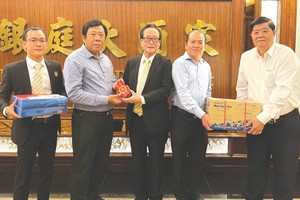 張豐裕和林松耀向蓄臻珠洋培青民辦學校董事會捐贈獎學金和文具。