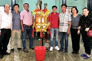 梁添生(右三)與諸友勝標第六聖燈。