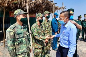 市委民運處主任阮友協（前右）親往探望並慰問西寧省州城縣邊界線抗疫幹部戰士們。（圖源：淮南）