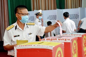 海軍第二區司令部的幹部和戰士們在9號投票處進行投票。（圖源：芳南）