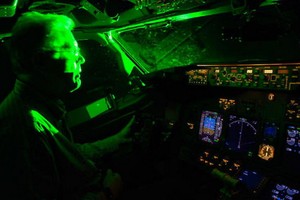 高倍激光照射到駕駛艙會造成飛行員短時視力下降甚至致盲。（示意圖源：Mentalfloss）