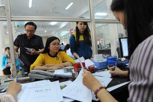 7月1日後，郡人委會將只是市人委會的行政機關。 圖為民眾在新富郡人委會辦理行政手續。