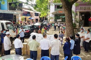 捐贈大米和必需品，支持柬埔寨鐵橋頭區Champa寺附近的當地越僑和人們抗疫。（圖源：越通社）