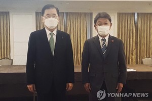 當地時間5月5日，在英國倫敦市區一家酒店，韓國外長鄭義溶（左）同日本外相茂木敏充舉行會談並合影留念。（圖源：韓聯社）