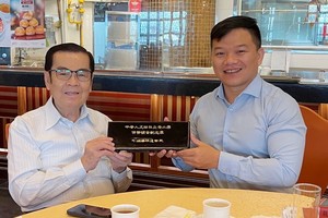 吳清華先生（左）把中國銀行贈予他的紀念幣轉送給“西堤華人文化陳列室”計劃。