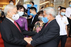 總書記阮富仲（左）出席集會。（圖源：越通社）