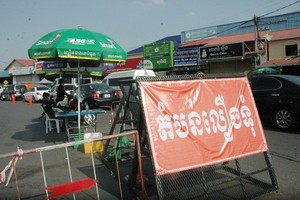 “解封”後，金邊市將實行黃、橙、紅區製度。圖為“橙區”已設立標識牌。 （圖源：柬中時報）