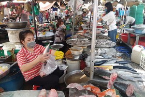 馮興街市的商販們近日都戴上了口罩 。