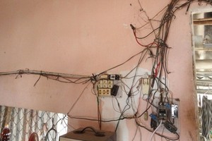 平盛郡某個電器店向客戶推介既節能又安全的led燈泡。