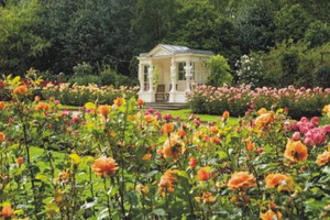 遊客可以參觀英國白金漢宮。