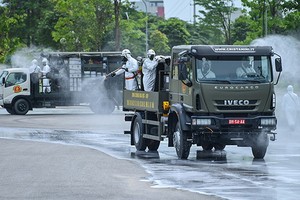 國防部的特種車在中央熱帶病醫院東英分院進行噴霧消毒。（圖源：江輝）