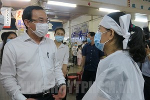 市委書記阮文年（左）向火警遇難者親屬表示深切慰問。（圖源：市黨部新聞網）