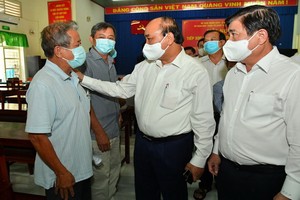 國家主席阮春福（前中）與選民接觸。（圖源：越勇）