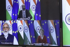 印度總理莫迪（左下）與歐盟執委會主席范德賴恩（右下）及歐洲理事會主席米歇爾（上），8日展開視頻會談，尋求恢復2013年以來停滯的貿易談判。（圖源：AP）