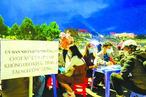 大勒市處罰不戴口罩遊客。