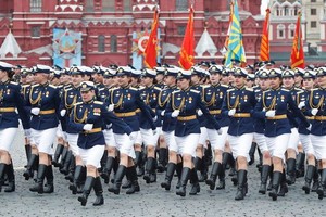 女兵方隊接受檢閱。（圖源：互聯網）