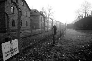 奧斯威辛-比克瑙（Auschwitz-Birkenau）是波蘭的一個納粹集中營，在第二次世界大戰期間，超過一百萬猶太人和其他少數群體成員在那裡被殺害。 （圖源：聯合國）