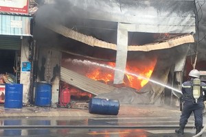 消防隊員在現場奮勇滅火。（圖源：世雄）