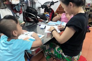 陳氏紅詩老師與自己的學生。