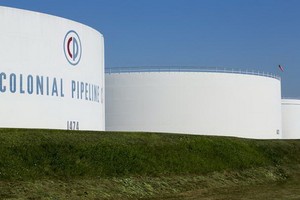 這是美國新澤西州伍德布里奇的科洛尼爾管道運輸公司儲存罐的資料照片。（圖源：新華社/路透社）