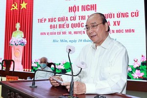 阮春福和阮善仁同志與選民接觸