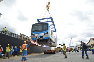 地鐵 1 號線 6 節車廂運抵本市