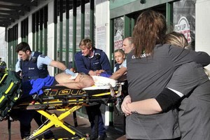 救護人員將傷者送上救護車。（圖源：AAP）