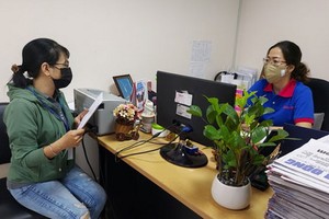 勞工向媒體反映以保護自己的權利。