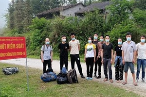 10名非法入境者被萬里口岸邊防哨所部隊查獲並送去集中隔離。（圖源：世松）