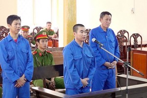 安江省人民法院最近對涉及“組織他人非法出境”罪的3名被告審判。