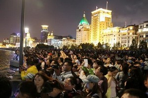 圖為2017年5月1日，上海外灘，遊客們在觀賞夜景。（圖源：互聯網）