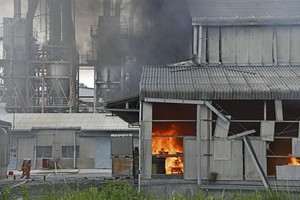 日本福島縣一家化學工廠11日上午發生爆炸，導致4人輕重傷送醫。（圖源：共同社）