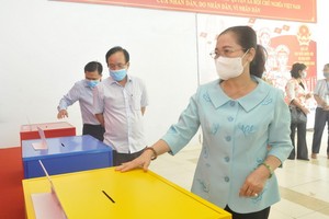 阮氏麗同志視察守德市選舉籌備工作