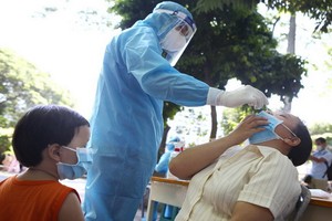 為主動防疫，本市已在娛樂場所、車站隨機採樣檢測新冠病毒。