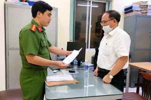 2020年12月16日，涉案嫌犯畢成剛（右）在聽取執法警員宣讀逮捕令。（圖源：CTV）