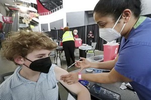 美批准12歲至15歲青少年接種輝瑞新冠疫苗。（圖源：AP）