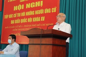 國會代表候選人潘阮如奎在講台上聽取並採納選民的意見，以便補充其行動計劃。（圖源：蔡芳）