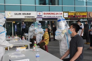 5月11日上午，逾2000名峴港機場工作人員接受新冠病毒採樣檢測。（圖源：櫻桃）