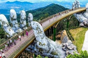 圖為馳名中外的峴港旅遊觀光景點金橋。（圖源：互聯網）