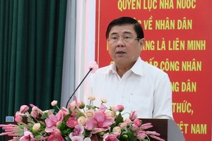 市人委會主席阮成鋒會上發表講話。（圖源：市黨部新聞網）