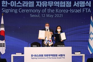 韓國產業通商資源部通商交涉本部長俞明希（右）12日在首爾樂天酒店同以色列經濟與產業部部長阿米爾·佩雷茨（Amir Peretz）舉行了韓以自貿協定簽署儀式。（圖源：韓國產業通商資源部）