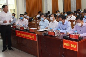 國會代表候選人黎清風向選民介紹其行動計劃。