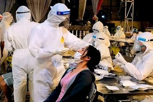 醫護人員連夜給民眾採樣檢測。（圖源：阮國）