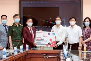 衛生部副部長陳文舜（右三）象徵性接領由美國Ampharco藥品股份公司贈送的1萬新冠病毒檢測試劑盒。（圖源：陳姮）